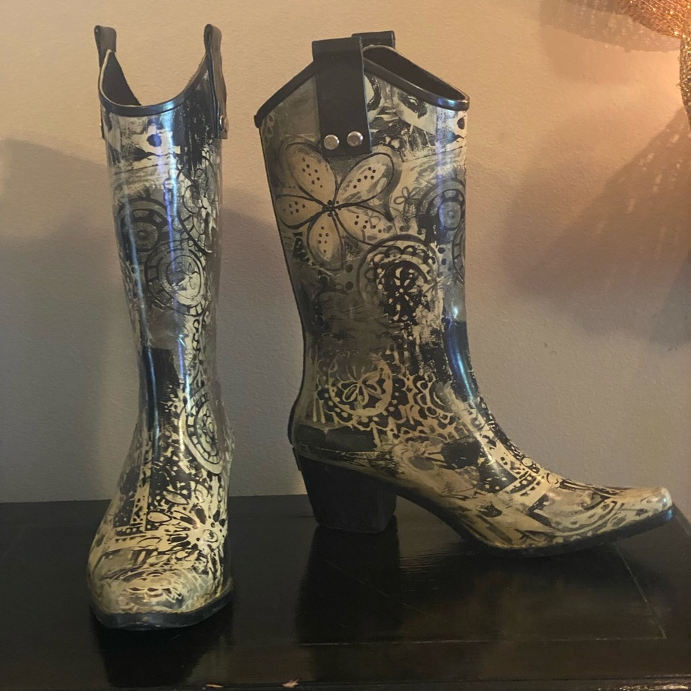 Bops cowboy rain boots, tan & black abstract floral print, excellent condition